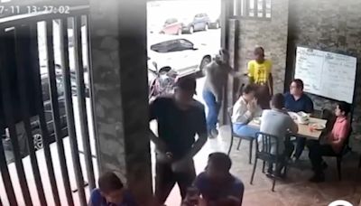 Delincuentes roban celulares y dinero a comensales en restaurante en la Simón Bolívar, norte de Guayaquil
