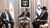 Juan Manzur fue recibido por el presidente israelí Isaac Herzog y participó de Janucá