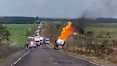 Brasil: impresionante explosión de un camión cisterna en plena ruta