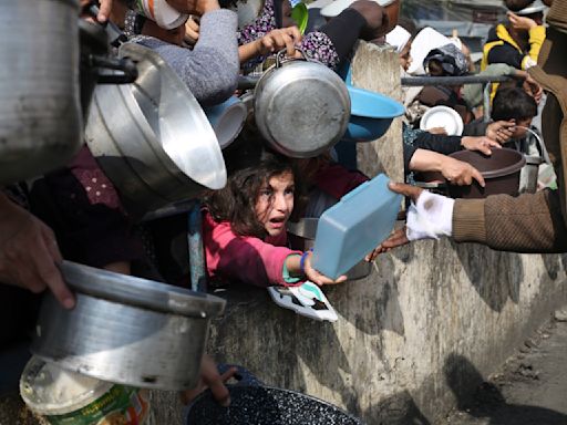 Algunos palestinos sobreviven con medio litro de agua al día, según grupos humanitarios