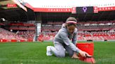 Sporting Gijón y su polémico video sobre el 8M: una mujer limpiando la cancha de fútbol