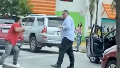 VIDEO: ¡Hay tiro! Chofer y automovilista causan tráfico por agarrarse a golpes