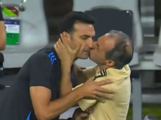 Quién es Marito Di Stéfano, el eufórico utilero de la selección argentina que se hizo viral por besar a Scaloni en el triunfo ante Ecuador