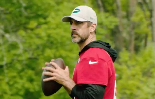 Aaron Rodgers Looked Like His Old Self Throwing a Nice Pass at Jets Practice