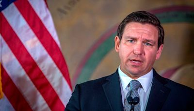 Arrestan a mujer en Florida por supuestamente amenazar al gobernador Ron DeSantis