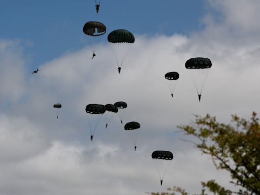 Salto masivo en paracaídas sobre Normandía inicia conmemoraciones de 80mo aniversario del Día D