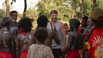 Chris Hemsworth vuelve a sus raíces visitando la comunidad aborigen en la que vivió de pequeño