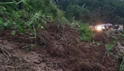 Varios vehículos quedaron atrapados en carretera entre dos derrumbes en La Fortuna