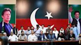 Pakistan: le gouvernement demande l'interdiction du parti d'Imran Khan