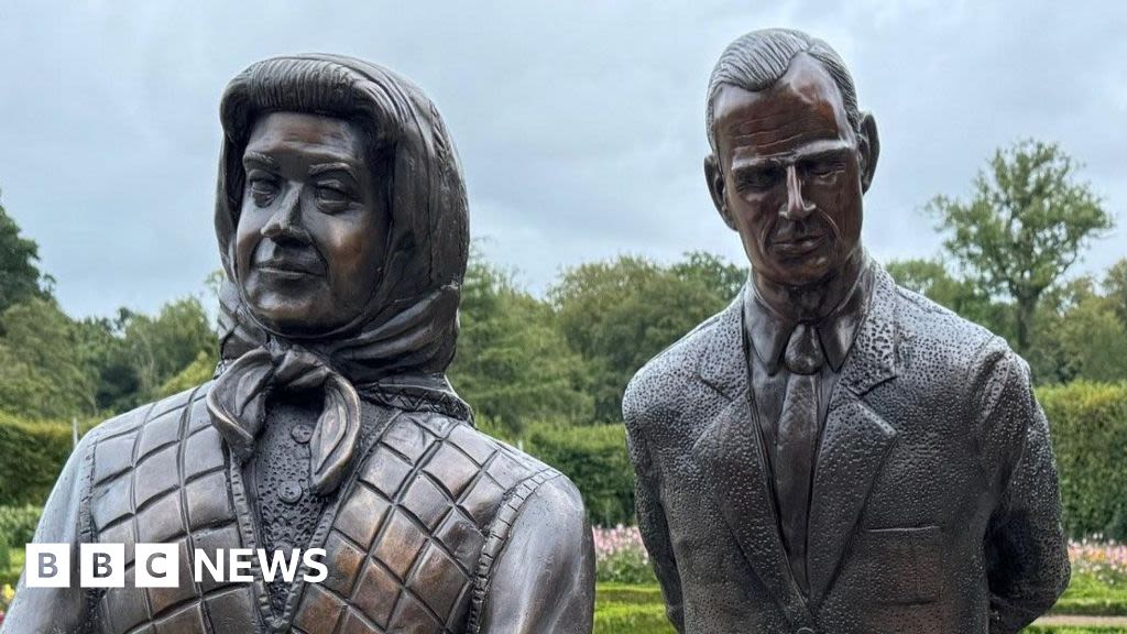 Elizabeth II: Statue of queen, Philip and corgis sparks debate