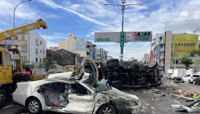 快訊/台中清水驚悚車禍「大車壓小車」畫面曝 轎車變廢鐵、5人全送醫院