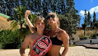 Adriane Galisteu registra dia de beach tennis com o filho, Vittorio