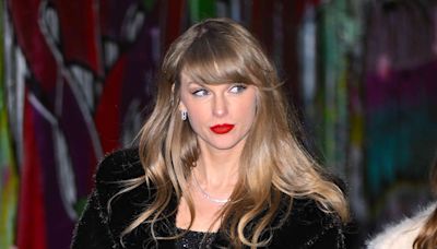 Taylor Swift Quietly Slips Into the Audience of Cara Delevingne's 'Cabaret'