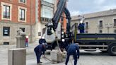 Derribado un león de la plaza de la Catedral en Ávila