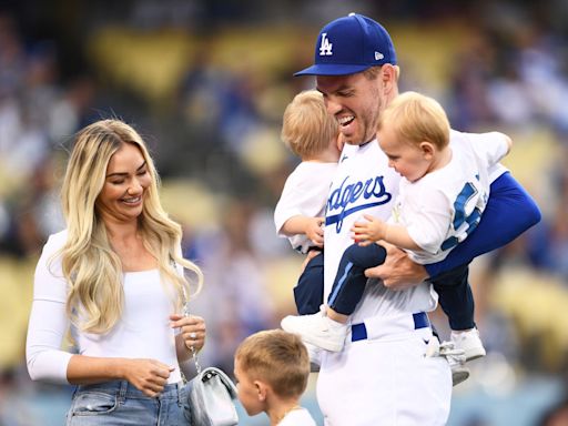 Freddie Freeman leaves Dodgers to be with ailing son