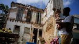 Casas alguna vez señoriales de La Habana Vieja se desmoronan mientras residentes temen al derrumbe