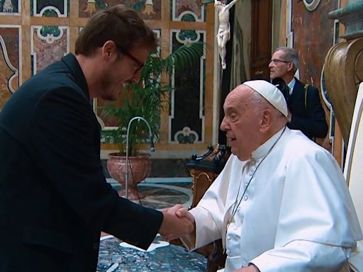 Ateu, Fábio Porchat se encontra com papa Francisco e leva dona Florinda à Globo