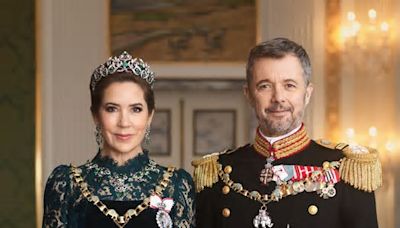 Mary de Dinamarca estrena la tiara y el set de esmeraldas de las joyas de la corona en su primer retrato de gala con Federico X
