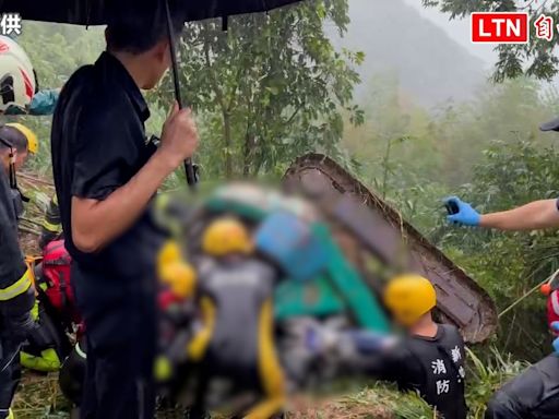 三峽五寮里長救災遭挖土機壓頭 救出已無生命徵象送醫不治(警方提供) - 自由電子報影音頻道