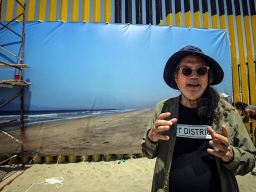 Artista de EEUU coloca una foto monumental en el muro con México para "borrar" la frontera