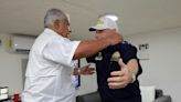 Tras votar, candidato Mulino abraza a Martinelli en la embajada de Nicaragua en Panamá