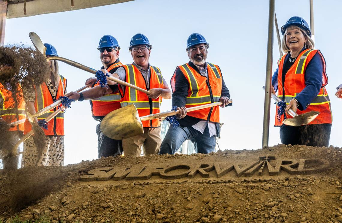 Sacramento International Airport breaks ground on pedestrian walkway, part of new expansion