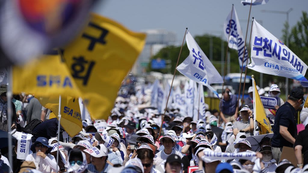 WATCH: Thousands of doctors strike in South Korea