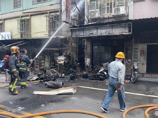 三重火災！機車騎士「勾倒瓦斯桶」釀大火 9台機車遭殃燒成骨架 | 蕃新聞