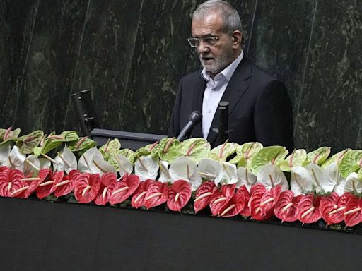 Iran's new president sworn in, pledges to fight economic sanctions