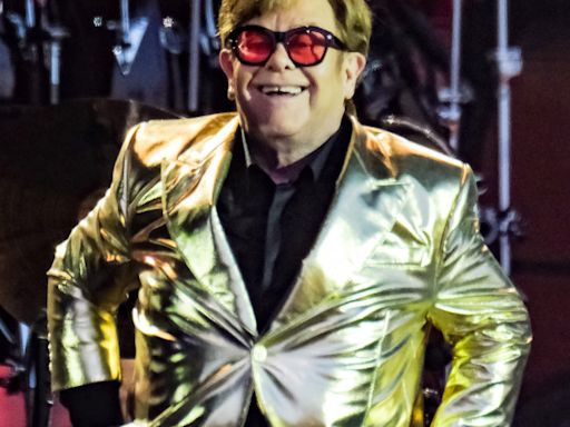 Sir Elton John vende su ropa en eBay para recaudar fondos con fines benéficos