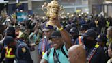 Miles de sudafricanos reciben a su selección de rugby tras ganar su cuarto mundial