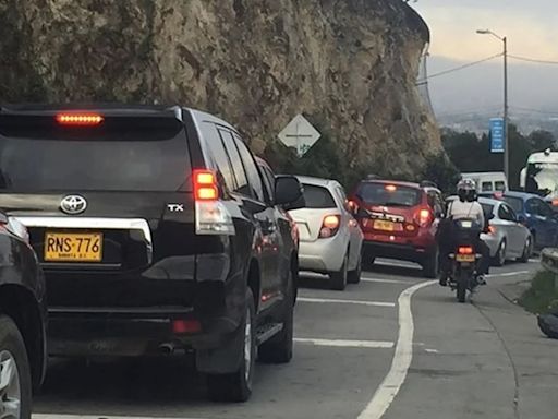 Ciclista murió en la vía Bogotá - La Calera por causas desconocidas: movilidad en la zona oriental de la ciudad está colapsada