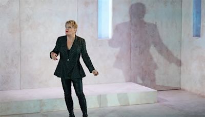 To be or not to be Hamlet (and everybody else)? Eddie Izzard answers the question in solo show