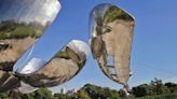 Trasladaron los pétalos dañados de la Floralis Genérica para iniciar el proceso de reparación