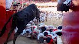 Los toros de La Palmosilla estrenan los encierros de San Fermín, con seis personas trasladadas al hospital y un herido por asta