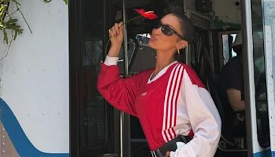 Bella Hadid está de volta com looks polêmicos e cheios de referências Y2K