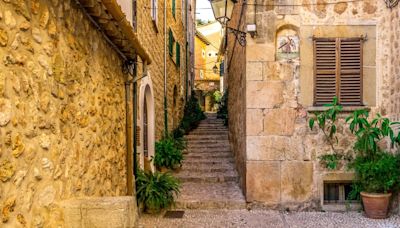 Es uno de los pueblos más bonitos de Mallorca y se encuentra en una sierra que es Patrimonio de la Humanidad