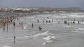 La playa de la Malva-rosa llena a pesar de la lluvia