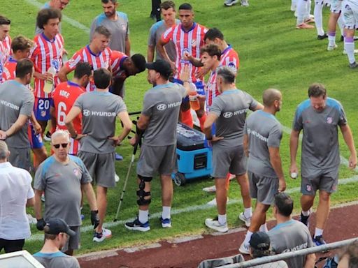 Así fue el primer partido de Simeone dirigiendo con muletas, un león enjaulado