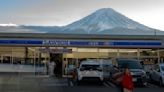 Por la turistificación, pueblito de Japón bloqueará la vista al Monte Fuji desde un minisuper