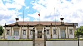 Biblioteca Municipal de Paredes: Plantemo-la aqui — aqui