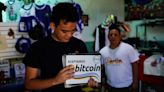 Con problemas de efectivo, El Salvador refuerza su apuesta al bitcóin