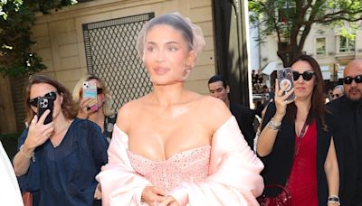 Kylie Jenner mêle corsage et transparence pour son passage à Paris lors du défilé Schiaparelli