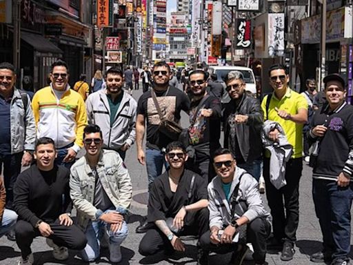 Banda El Recodo arma fiesta en las calles de Japón pero la policía lo impide