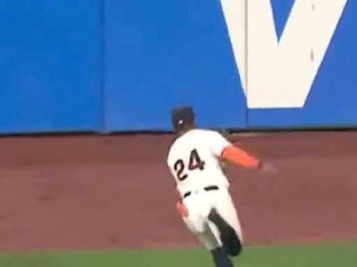 Giants Player Makes Perfect Tribute to Willie Mays With Over-The-Shoulder Catch