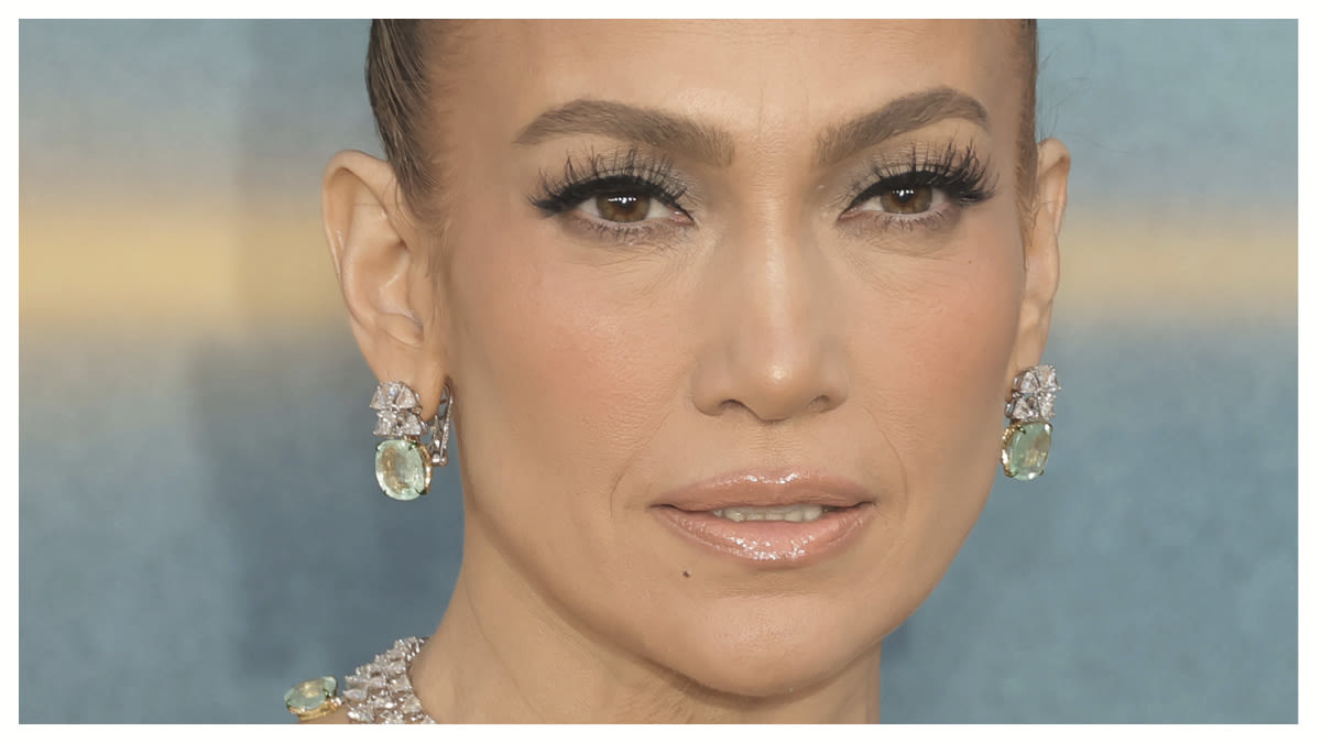 Jennifer Lopez Posts New 'Gorgeous' Selfie Photo With 'Sad Eyes'