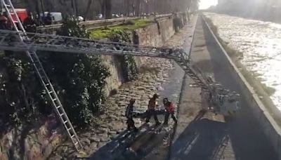 Con escala telescópica de “ángulo negativo” Bomberos rescató a hombre que cayó al lecho del río Mapocho - La Tercera