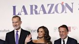 La reina Letizia recicla su fórmula ganadora: vestido negro de escote 'bardot' con zapatos de cristales