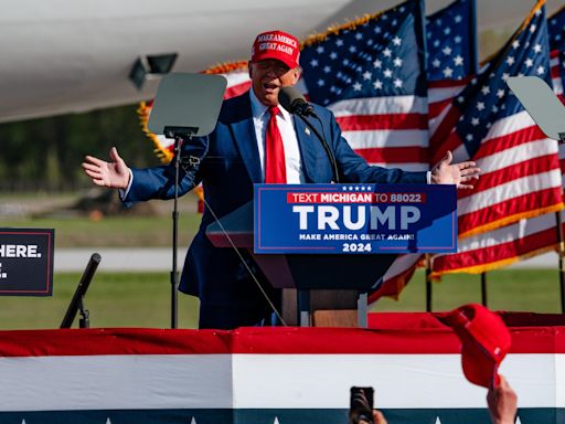 Trump hace campaña en su día libre de juicio para arrebatar Wisconsin y Míchingan a Biden