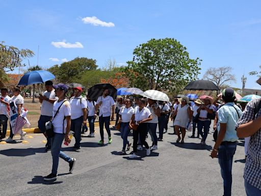 Maestros retiran el bloqueo del aeropuerto y la avenida, pero lanzan advertencia